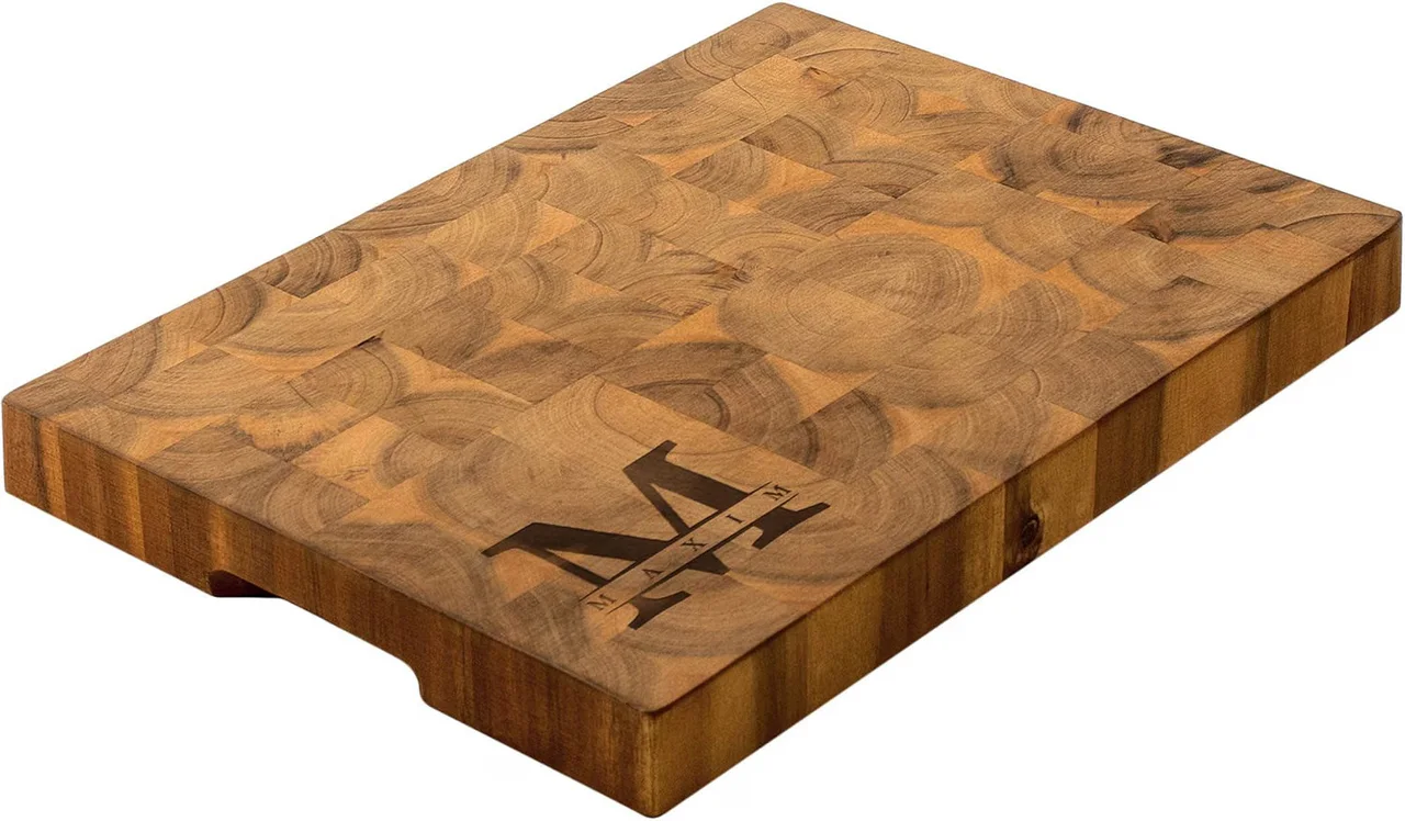 Planche épaisse en acacia gravée au prénom